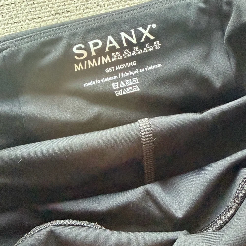 SPANX Black High-Low Active Skirt - Picture 3 of 3
